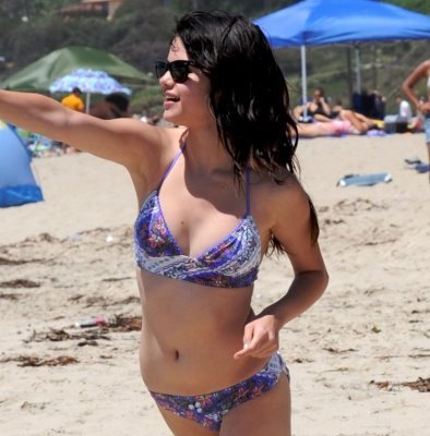 selena-gomez-bikini12