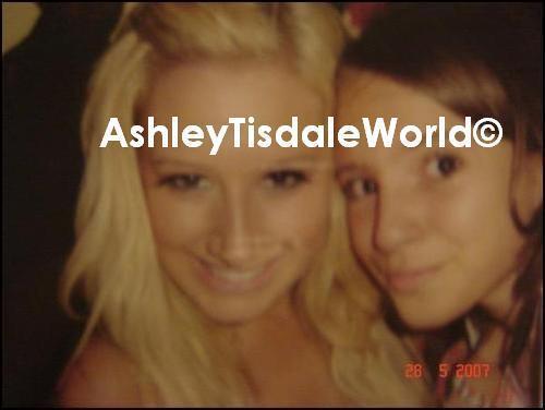 1_279545546l - personal photo  of ashley tisdale