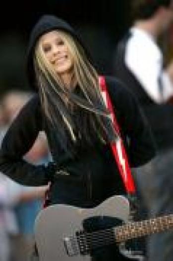 MVPJMWBVKGJMMNIUBRK - alte poze cu avril lavigne