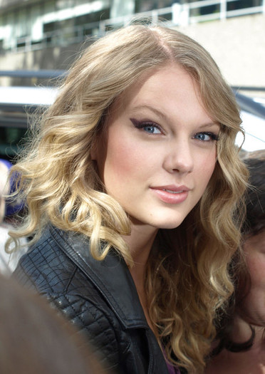 Taylor+s+cat+eyes+5cRqVMfY0fSl