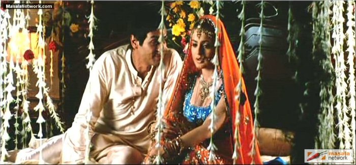 Ea i spune ca a mai fost indragostita inainte sa l cunoasca pe el..el o intreaba daca inca mai e ea 