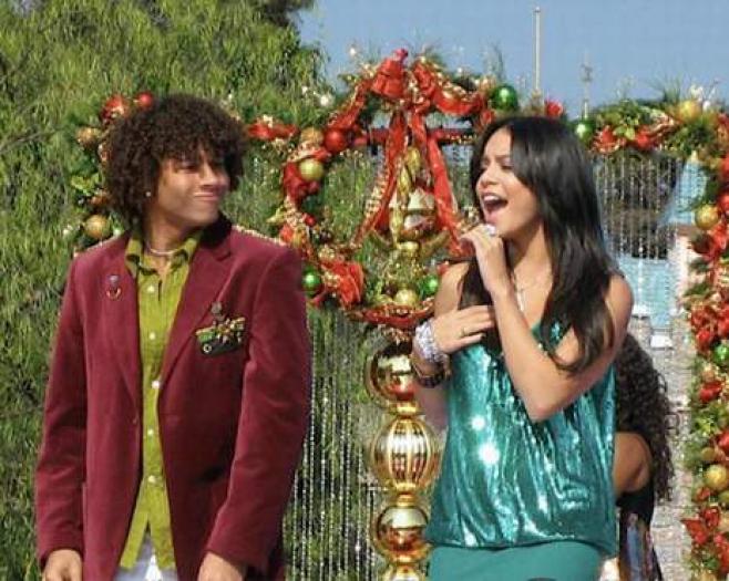 vanessa-hudgens-christmas-parade-taping2 - Vanessa Hudgens