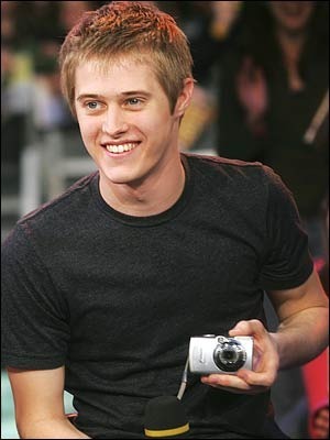 ITMEVTQEIWSKPUMGHDQ - Lucas Grabeel