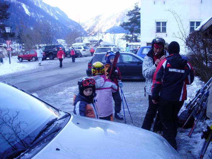 ski austria 2009 018; In asteptarea skibusului
