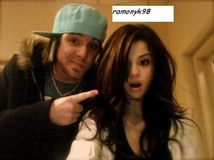 f_SelenaKids3m_2342f92 - SELENA GOMEZ POZE RARE