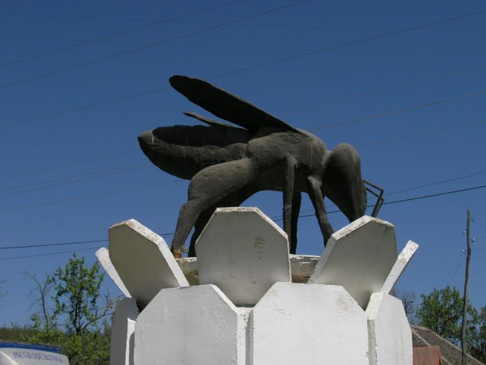 P4150125; Monumentul Albinei  in centrul satului.
Foto: Vasilie Radut
