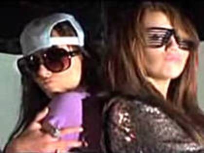 WNMDDQBQIZQRFABHVJA - Poze rare cu Hannah Montana