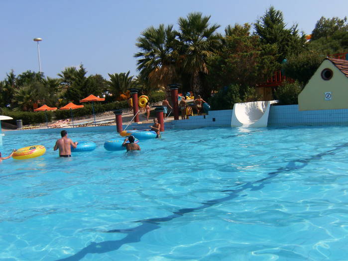 aqua parc hersonisos 011 - eu si familia mea la parcul acvatic din Grecia