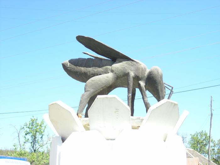 P4150124; Monumentul Albinei  in centrul satului.
Foto: Vasilie Radut
