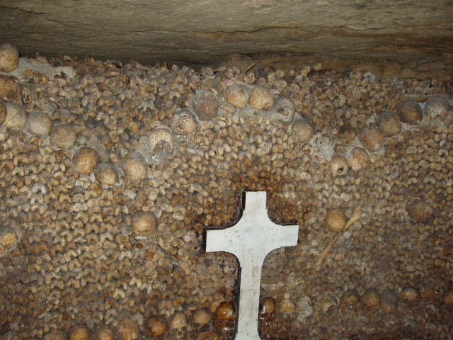 Catacombele din Paris; Impresionant !!!
