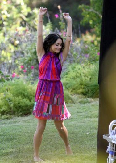 vanessa_hudgens_shows_her_underwear