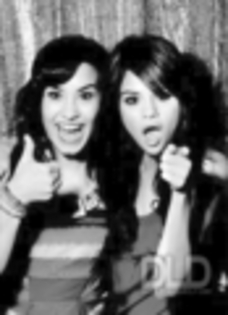 pics-from-people-the-selena-and-demi-edtion-selena-gomez-and-demi-lovato-7926889-87-120 - Sely si Demy