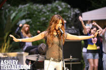 PCUFCCEQSYEPQOMRUCI - Ashley Tisdale-cantareata