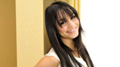Vanessa-High-School-Musical-3-Japan-Photocall-vanessa-anne-hudgens-4102702-400-225 - vanessa anne hudgens