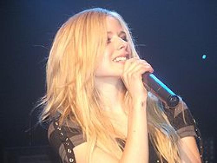 250px-Avril_Lavigne_Geneva_June_09_2005 - avril lavigne