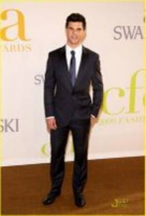  - Taylor Lautner la CFDA Awards