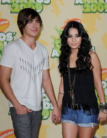 ZMPOKNCIAWGHANZGSYR - zac si vanessa la nicke loadeos kidoc hoice awards 2009