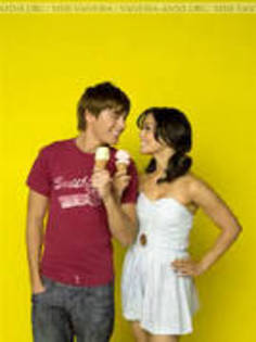 EFXIQCPAUBVGYOIPVYA - vanessa and zac mancand inghetata