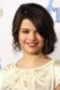 thumb_selena-gomez-si-a-schimbat-look-ul_3 - Selena Gomez