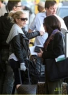 thumb_001 - ASHLEY TISDALE IN AEROPORT 30 OCTOMBRIE 2009