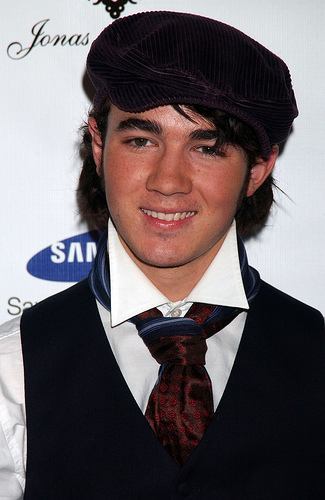 Kevin-Jonas-Hat.0.0.0x0.325x500 - kevin  jonas