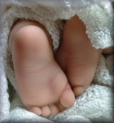 Upload 2 of boyfeet0[2]