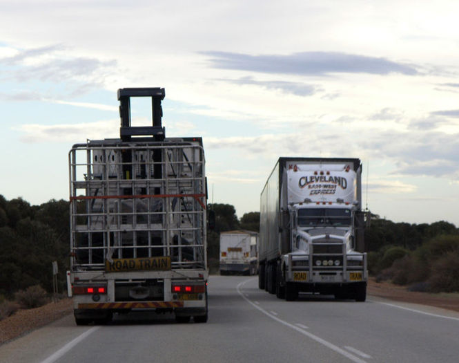 760px-RoadTrains_2005_SeanMcClean - POZE TIRURI