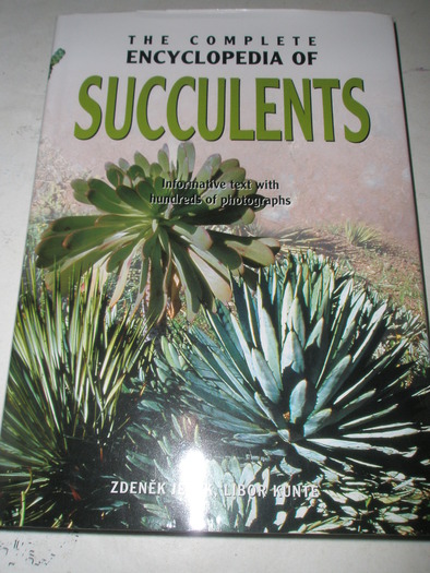 Encyclopedia of succulents - Biblioteca cu carti de plante