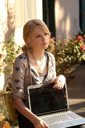 taylor_swift_does_csi_photos_3_0_0_0x0_399x600