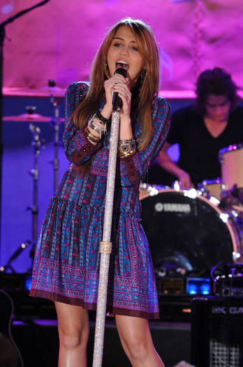 Miley+Cyrus+Performs+ABC+Good+Morning+America+8O5dOSLi4o1l[1] - Miley Cyrus Performs on Good Morning America