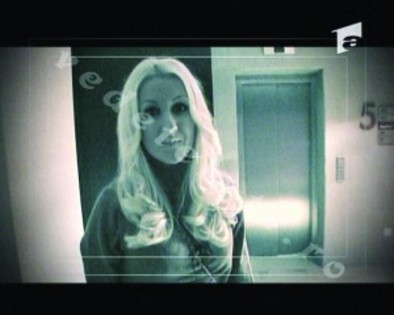 raluca-bambi_aruncati-din-tren_vedetelatv-21-300x240