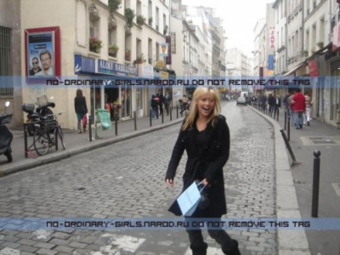 normal_phoebe_tonkin_and_claire_holt_in_Paris_1 - Cei din h2o in realitate