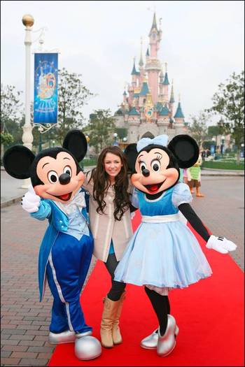 miley-cyrus_dot_com-disneylandparis-2007mar31-a002