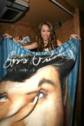 miley-cyrus_dot_com-tourbus-2006sep21universalcity-002