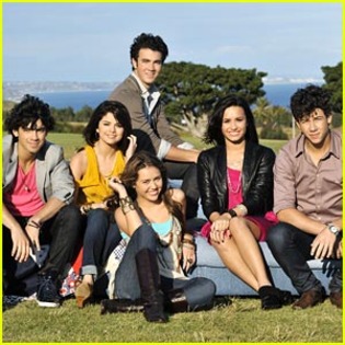 jonas-brothers-miley-selena-demi-send-on - MILEY CYRUS SELENA GOMEZ DEMI LOVATO SI JONAS BROTHERS