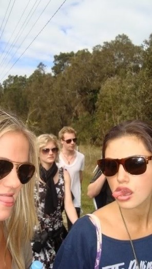 Phoebe-Tonkin-Cariba-Heine-and-o-1