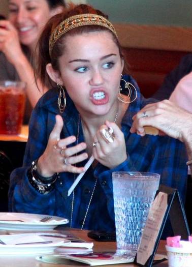 miley-cyrus-chinese-5 - cele mai rare poze cu miley Cyrus