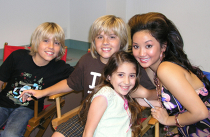 Dylan---Cole---Brenda-the-sprouse-brothers-322228_400_261 - Dylan Cole Sprouse