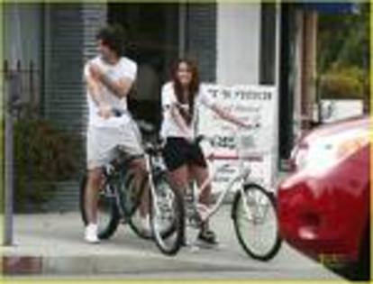 imagesCAULMQ2C - miley pe bicicleta