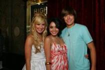 zac-with-two-beautiful-girls - ashley tisdale si vanessa hudgens