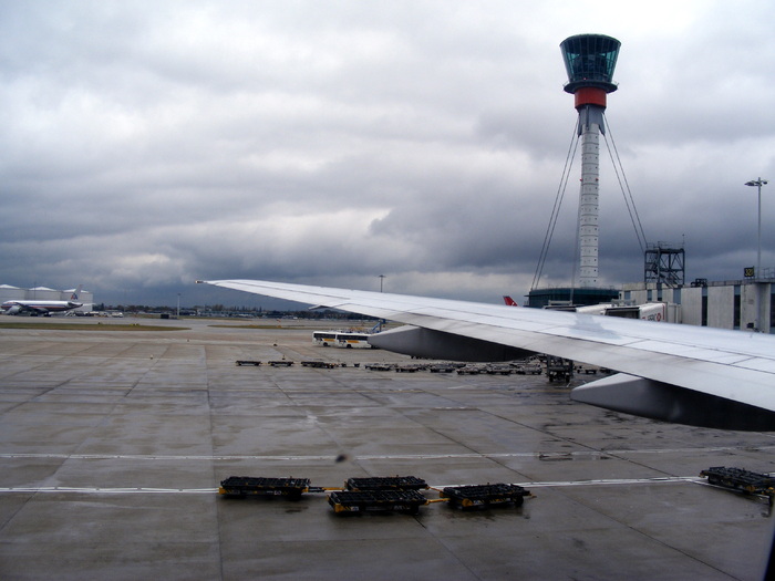 DSCF0809; Heathrow Airport si aripa uriasa a Boeing-ului 777 transatlantic
