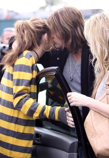Miley+Cyrus+Family+Out+Lunch+NqsqtZknRSZl - miley cyrus