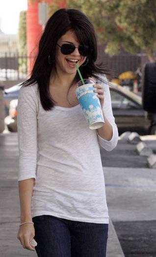 selenagomezfan_com-outforlunch-0010
