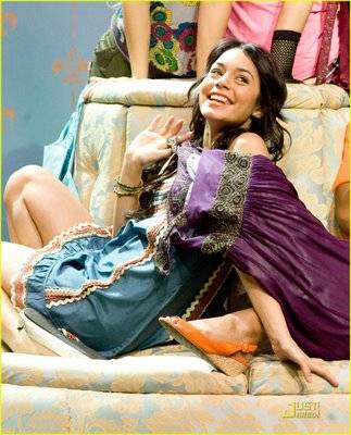 zac-efron-vanessa-hudgens-graduation-05