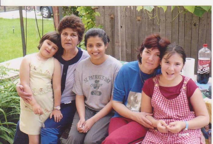 11; Larisa, mama, Neha - cumnatica, eu si Andreea
