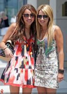 sm-6 - MILEY CYRUS AND ASHLEY TISDALE  shopping