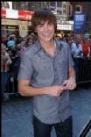 FKRYTXIKPPYWAPJOPNC - zac efron-troy