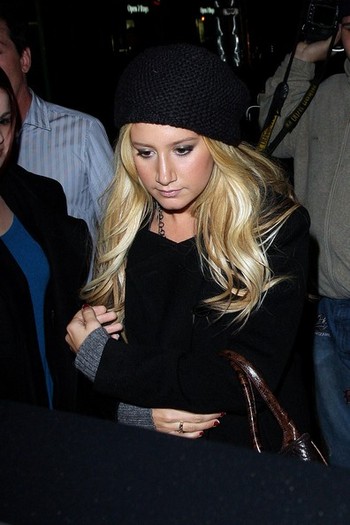 Ashley+Tisdale+speaks+during+event+Glamour+-jD6LKQdA9-l