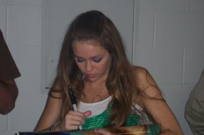 miley imi da autograf - miley