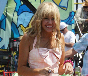 44844-miley-cyrus-titter-gossip-7[1] - Hannah Montana The Movie